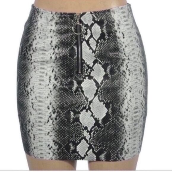 NWOT Snake Print Skirt  Size Small - Picture 6 of 9